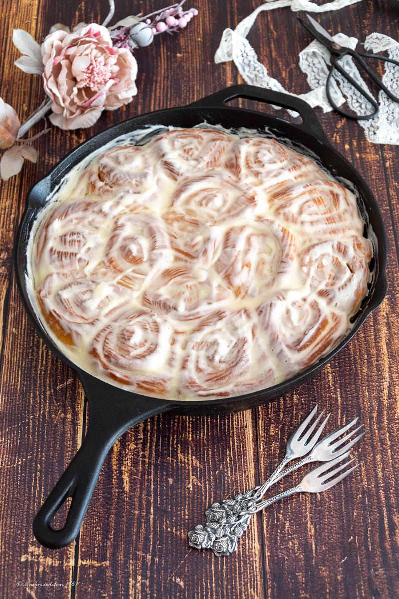 Rezeptbild: Fluffige Zimtschnecken mit Frischkäse-Frosting/ohne Hefe