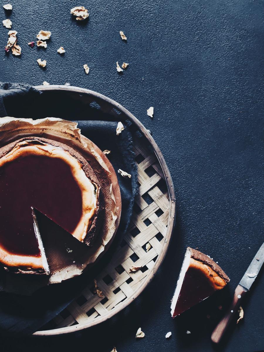 Rezeptbild: KÄSEKUCHEN MIT SCHOKOLADENBODEN UND FRUCHTGLASUR