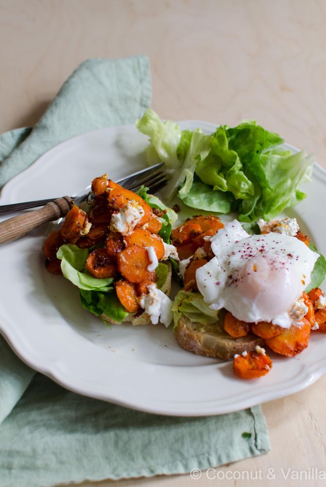 Rezeptbild: Harissa-Möhren mit Ziegenkäse, pochiertem Ei und Salat auf Buttertoast