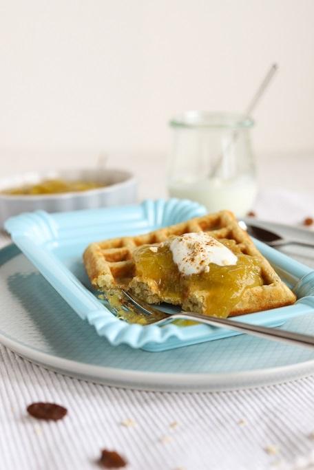 Rezeptbild: Müsli-Waffeln mit Rhabarberkompott