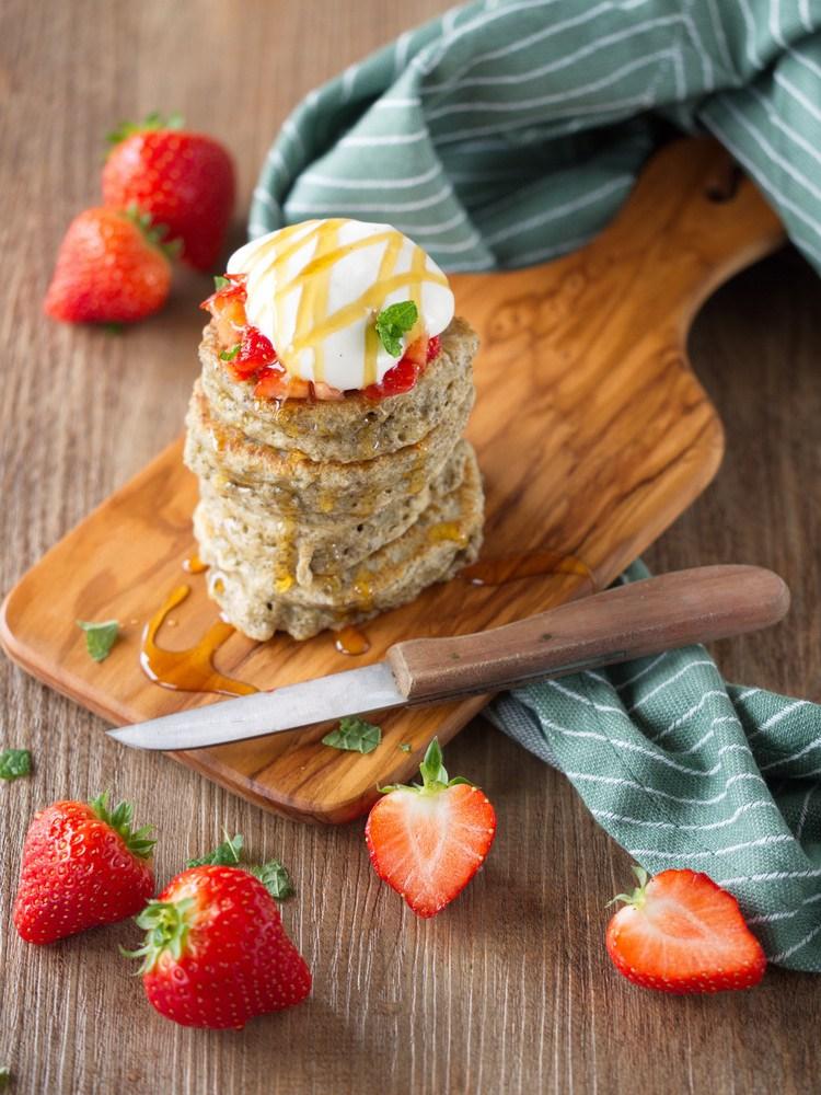 Rezeptbild: Chia-Pancakes mit Joghurt-Sahne und Erdbeeren