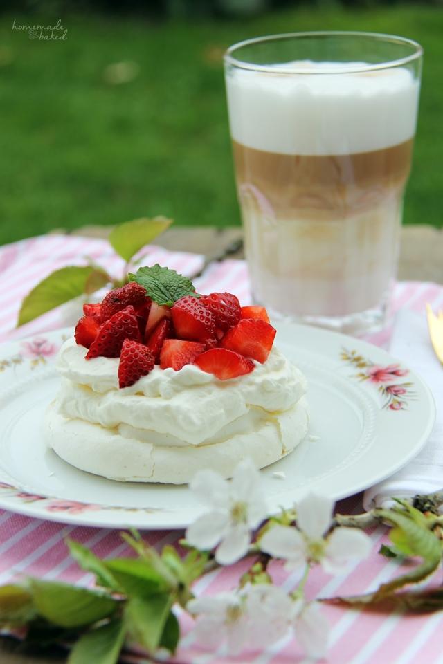 Rezeptbild: Kleine Pavlovas mit Sahne und Erdbeeren