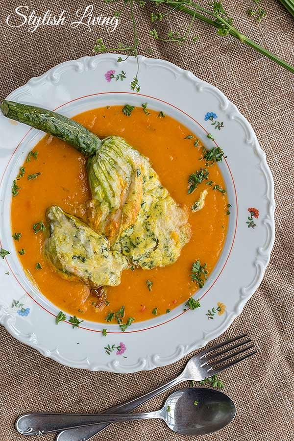 Rezeptbild: Gefüllte Zucchiniblüten auf Karottensuppe