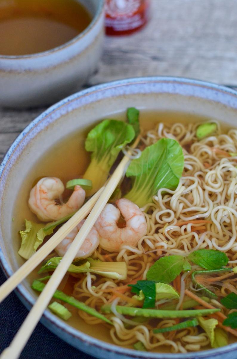 Rezeptbild: Asiatische Nudelsuppe mit Garnelen & knackigem Gemüse