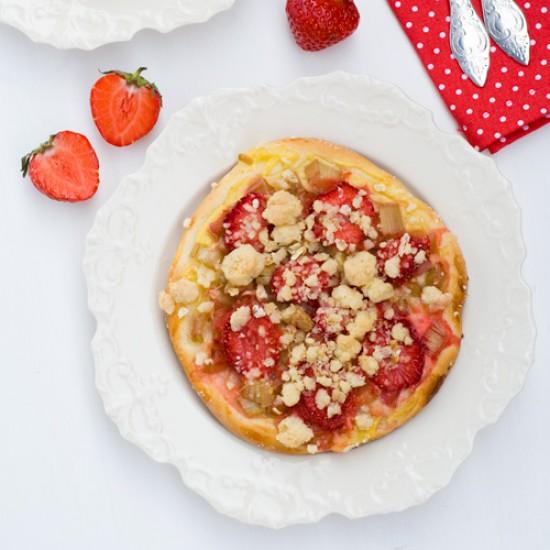 Rezeptbild: Rhabarber-Erdbeer Streuseltaler