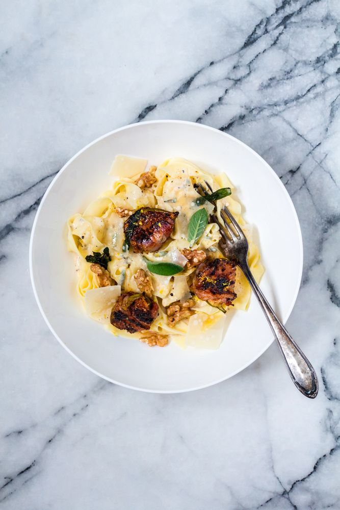 Rezeptbild: Tagliatelle in Gorgonzola-Parmesansauce mit Feigen im Pancetta-Mantel