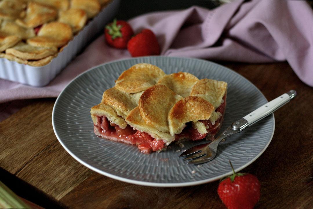 Rezeptbild: Erdbeer-Rhabarber-Pie & ein kleines Mürbeteig 1×1