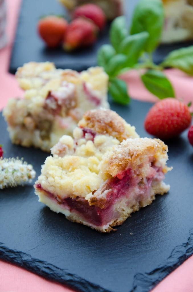 Rezeptbild: Erdbeer-Rhabarber Topfenschnitten mit Streuseln