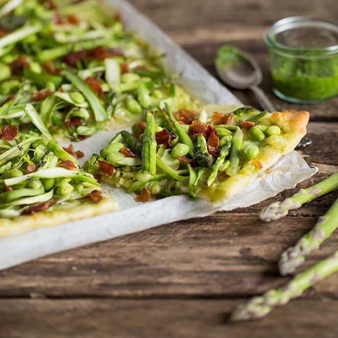 Rezeptbild: Pizza mit grünem Spargel und Edamame