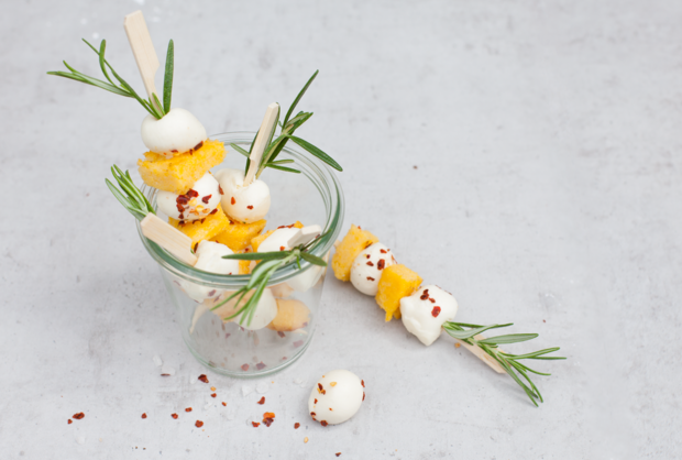 Rezeptbild: Polenta-Grillspieße mit Mozzarella und Rosmarin