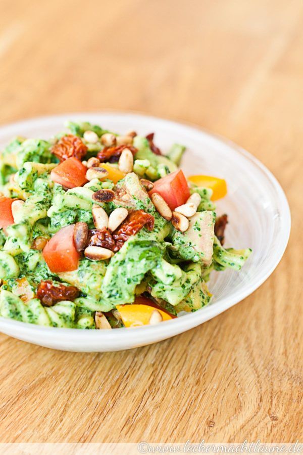 Rezeptbild: Nudelsalat mit Spinat und Tomaten