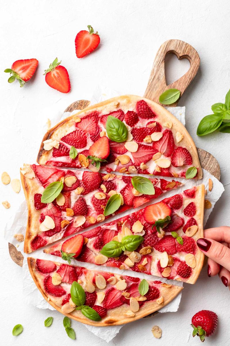 Rezeptbild: Süßer Flammkuchen mit Erdbeeren (ohne Hefe)