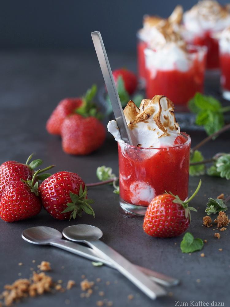 Rezeptbild: Erdbeer-Holunderblüten-Shots mit Marshmallow