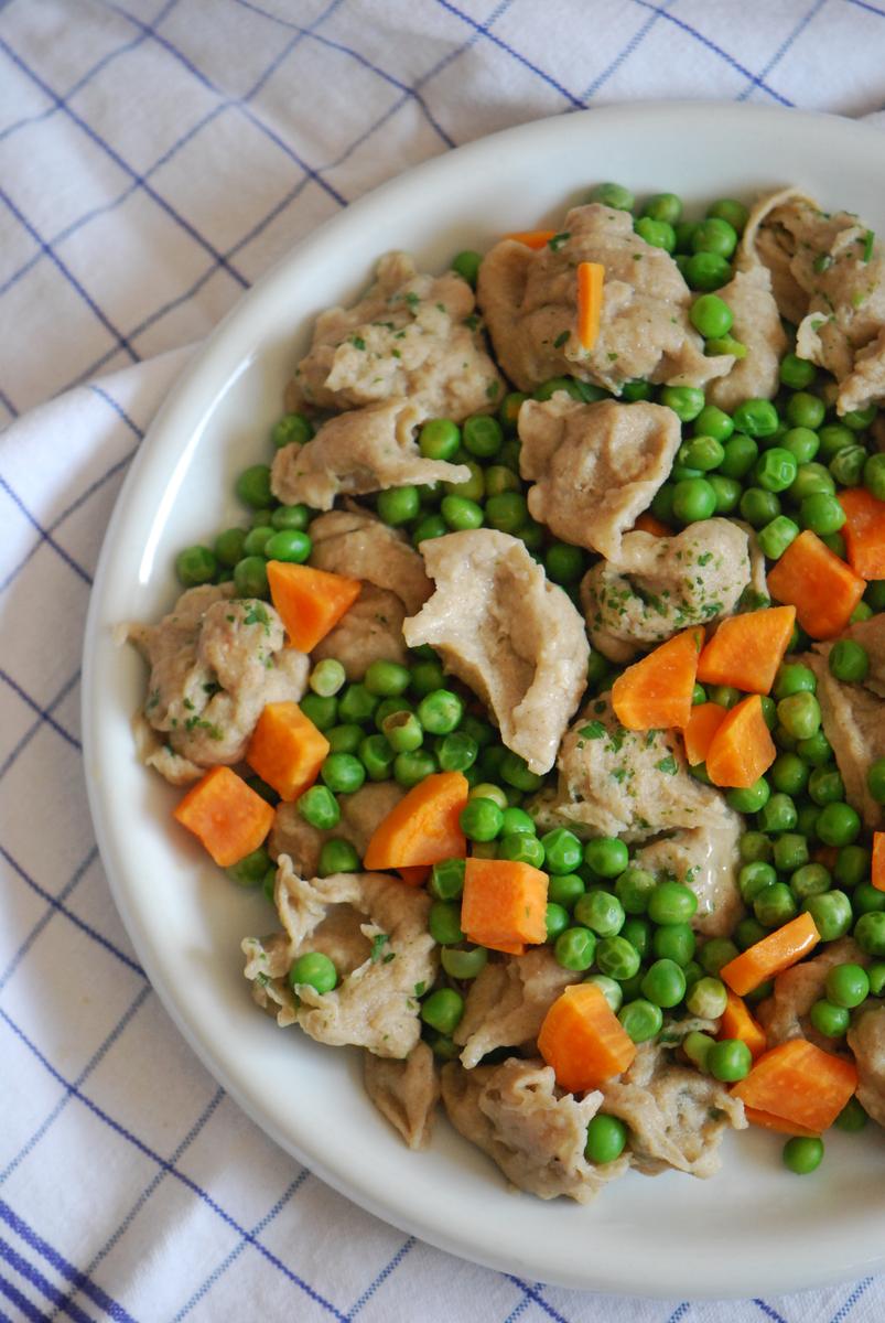 Rezeptbild: Roggen-Nockerl mit Erbsen & Süßkartoffeln