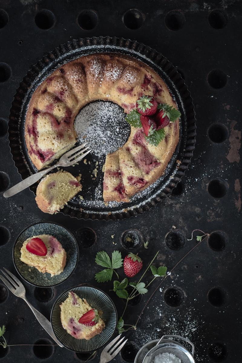 Rezeptbild: saftiger und fix gebackener rührkuchen mit pistazien, sauerrahm und erdbeeren
