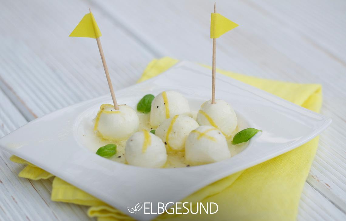 Rezeptbild: Mozzarella raffiniert mariniert – Honig und Zitrone geben einen verblüffend leckeren Geschmack