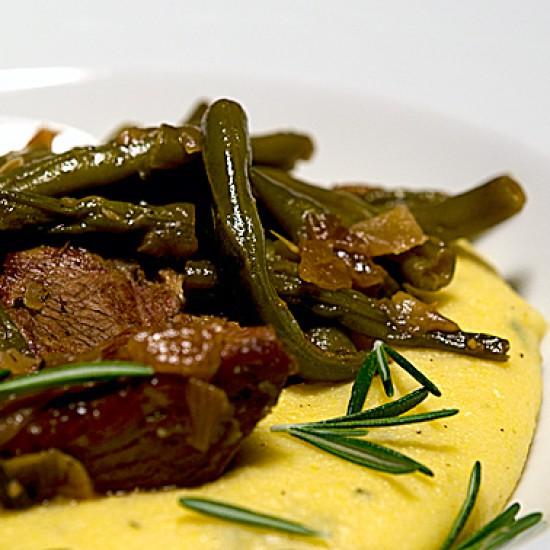 Rezeptbild: Geschmorte Lammkeule mit Essig und grünen Bohnen auf Rosmarinpolenta