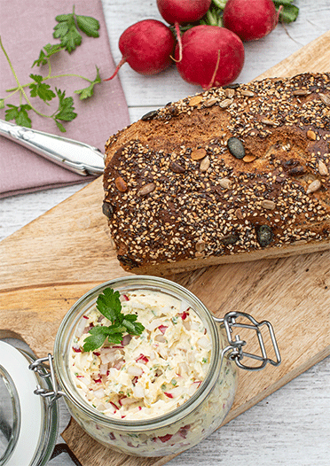 Rezeptbild: Rustikales Weizenmischbrot mit Radieschen-Walnuss-Butter