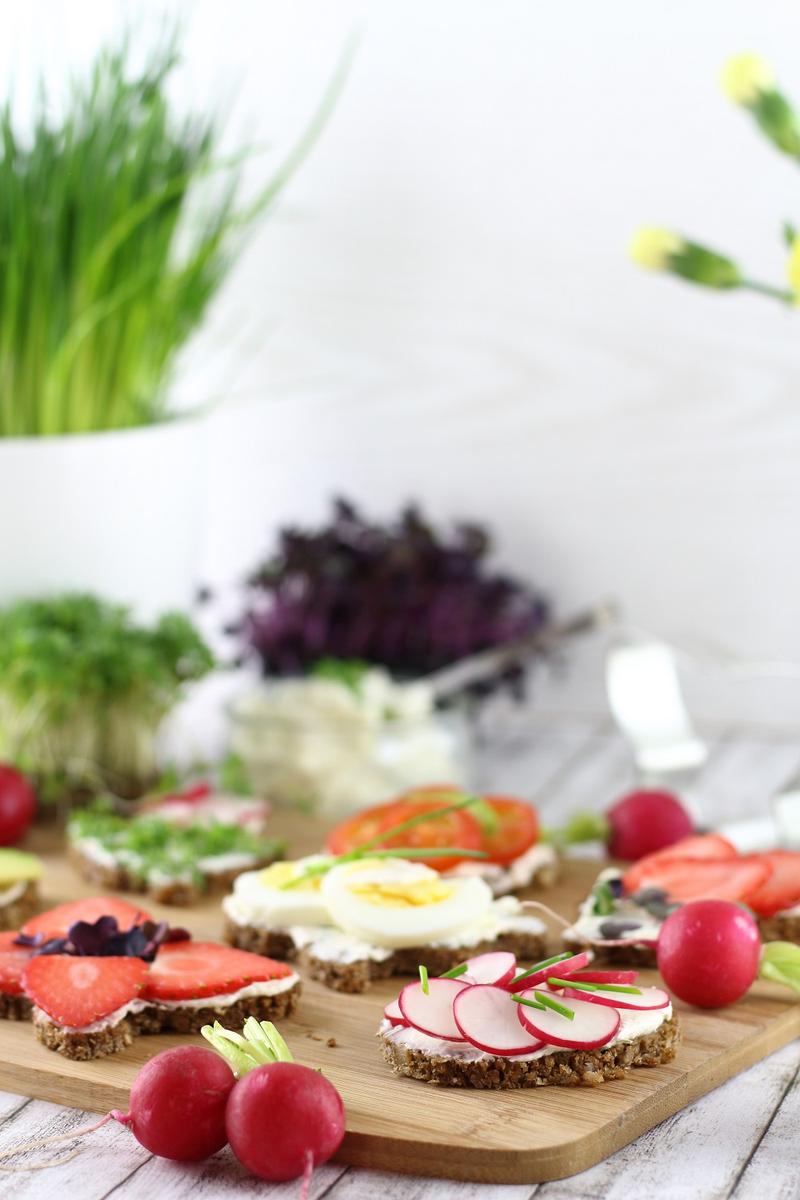 Rezeptbild: Herzhafte und süße Oster-Canapés für den Osterbrunch