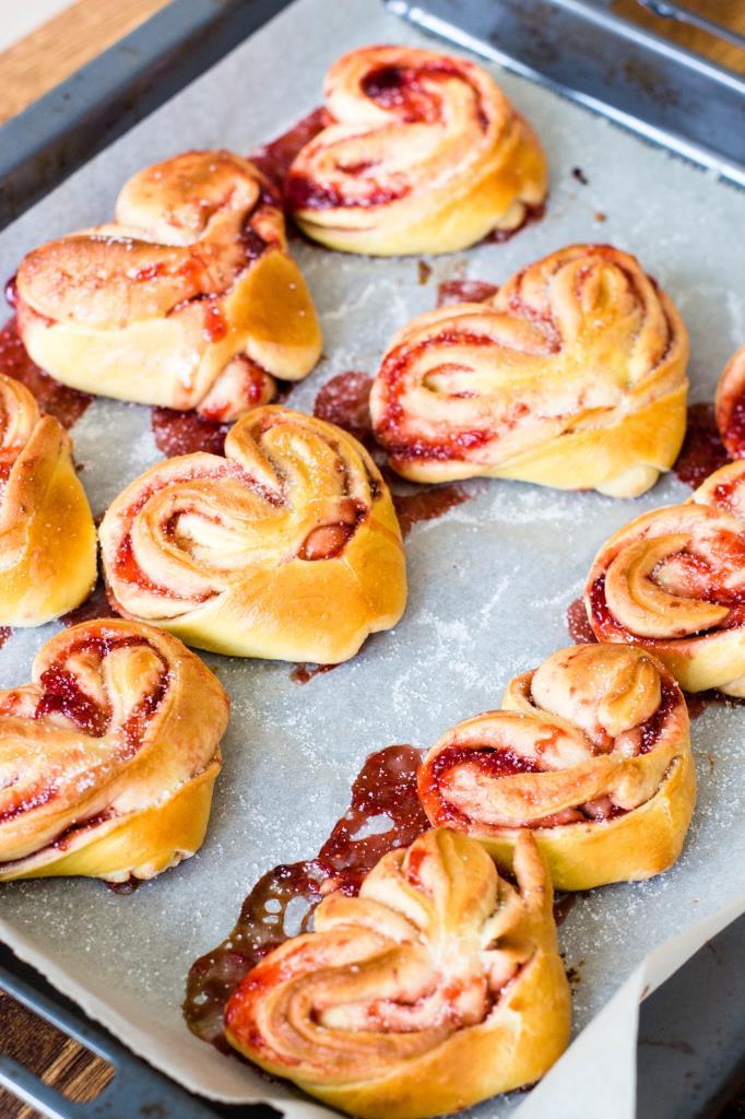 Rezeptbild: HEFEGEBÄCK IN HERZFORM MIT ERDBEER-MARMELADEN-FÜLLUNG