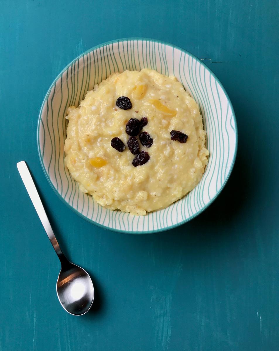 Rezeptbild: Frühstückspolenta mit Kokosflocken und Haselnüssen