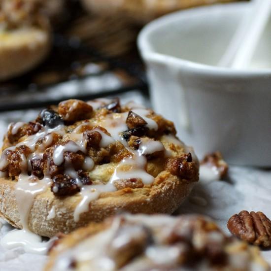 Rezeptbild: Fluffige Heferollen mit Cranberries und Pecannüssen