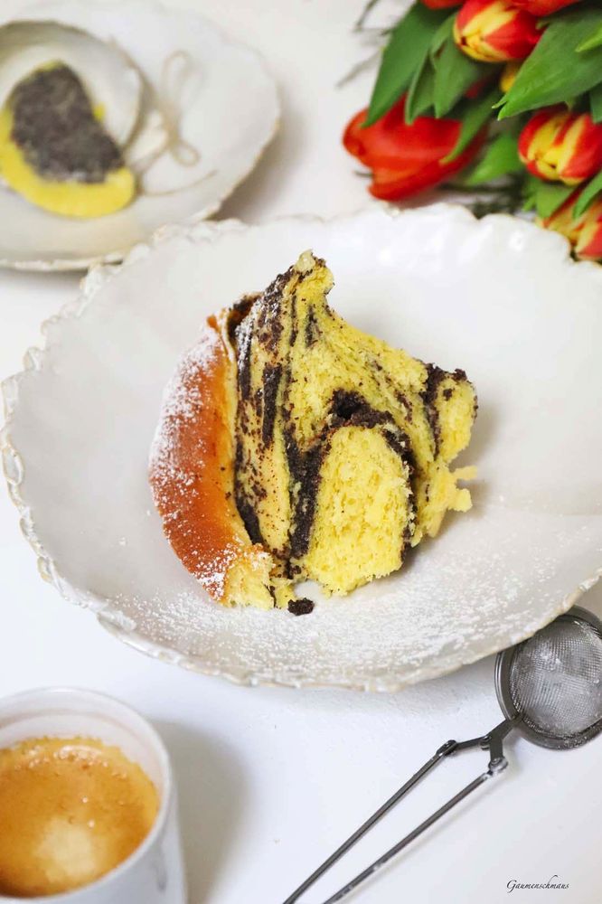 Rezeptbild: Mohn-Reindling mit Mohnbutter
