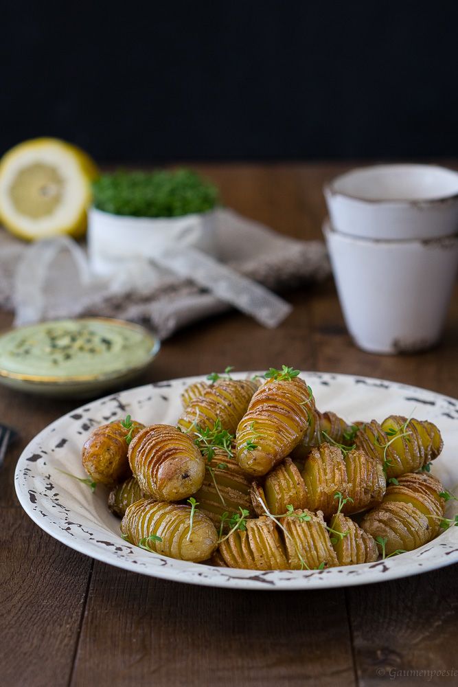 Rezeptbild: Hasselback Potatoes mit eifreier Kürbiskernöl-Mayonnaise
