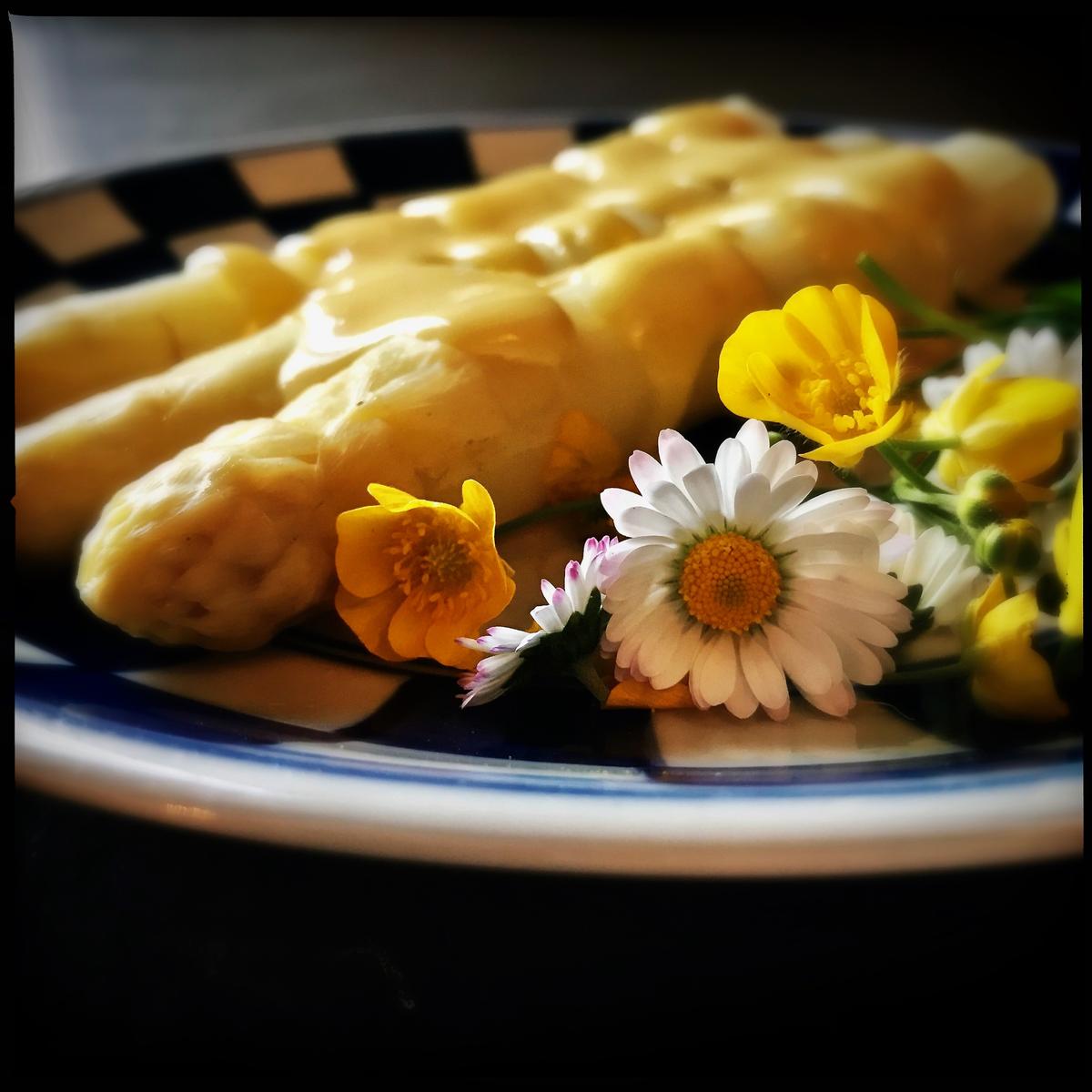 Rezeptbild: Klassische weisse Spargeln mit kinderleichter, selbst gemachter Sauce Hollandaise
