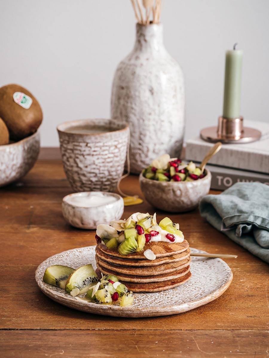 Rezeptbild: Buchweizen Pancakes mit Kiwi Granatapfel Salat