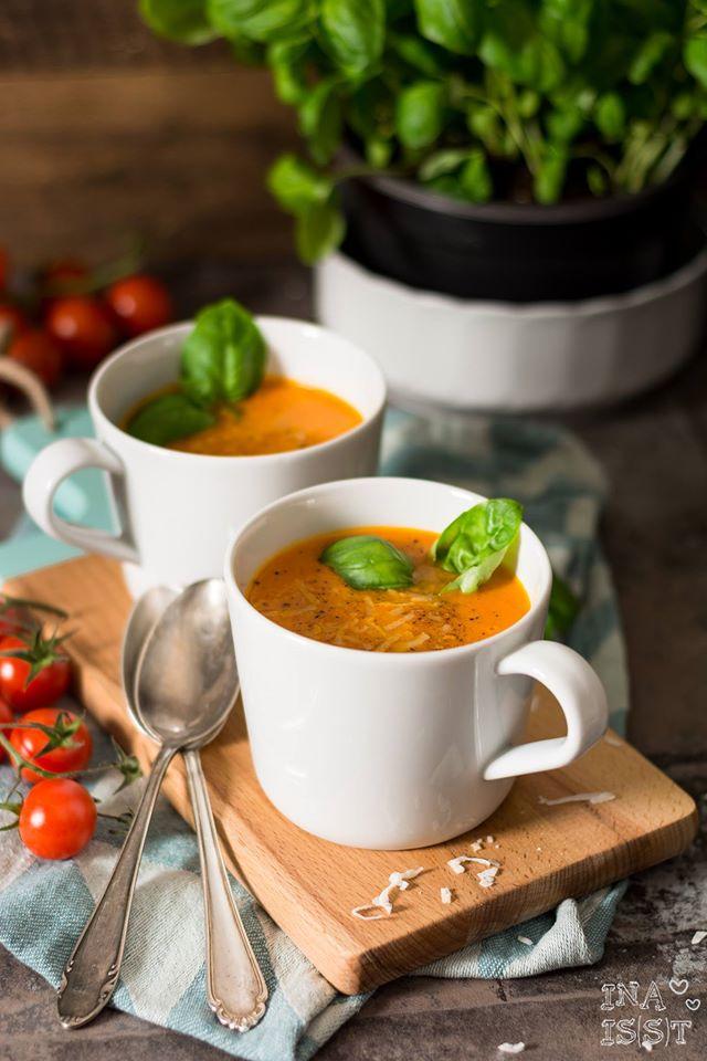 Rezeptbild: Vegane Tomaten-Kokos-Suppe mit Basilikum