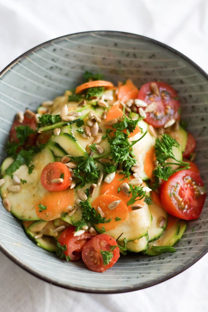 Rezeptbild: Zucchini-Salat mit Kräuter-Hummus-Dressing
