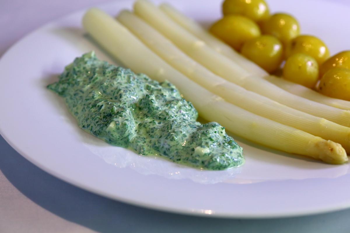 Rezeptbild: Frankfurter Grüne Sauce (Grie Soß), weißer Spargel und in Butter geschwenkte Mini-Kartoffeln