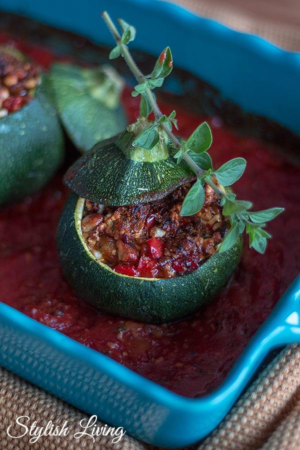 Rezeptbild: Gefüllte Rondini mit Feta, Paprika und Cashewnüssen