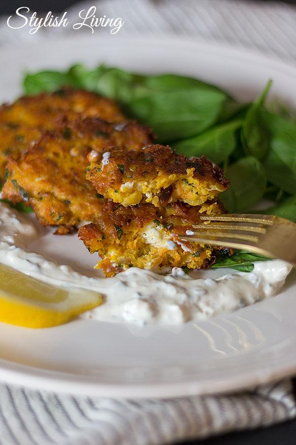 Rezeptbild: Kichererbsen-Karotten-Bratlinge mit Feta