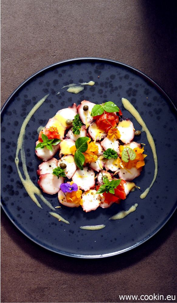 Rezeptbild: Sommerlich frisches Oktopus-Carpaccio mit Tomaten und Kapern