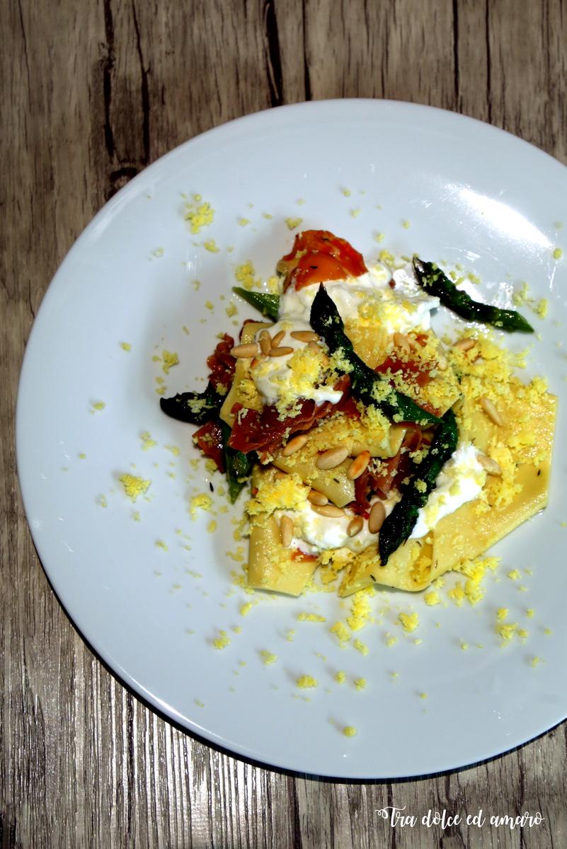 Rezeptbild: Maltagliati con asparagi, prosciutto e burrata