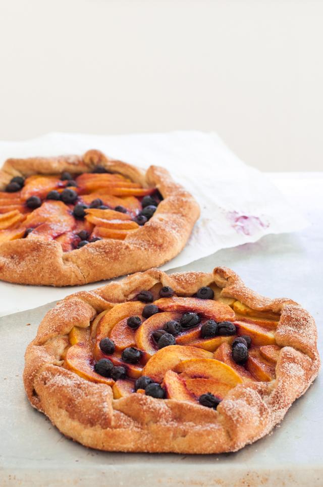 Rezeptbild: Galette mit Pfirsichen und Blaubeeren
