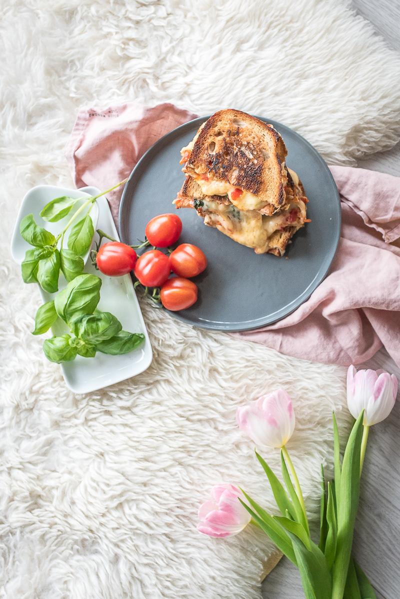 Rezeptbild: say cheese! super leckeres und mega fix gegrilltes käse tomate basilikum sandwich.
