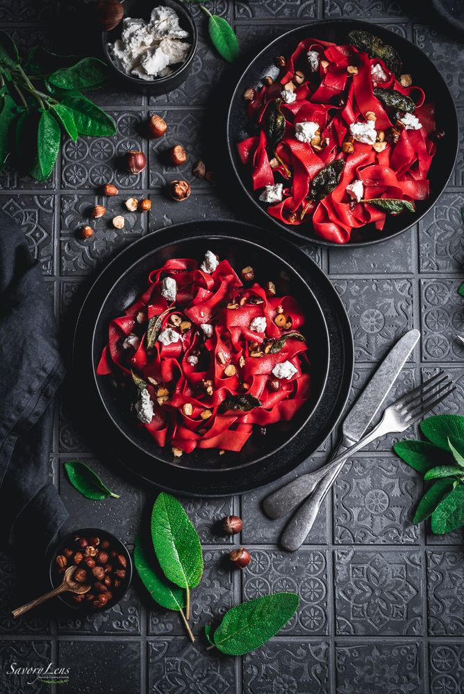 Rezeptbild: Rote Beete-Pappardelle mit Salbei-Haselnussbutter