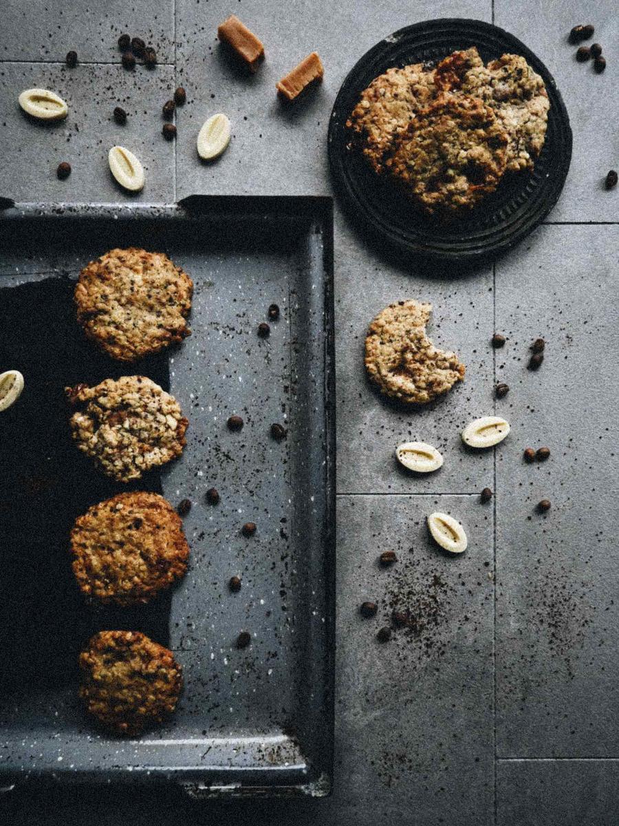 Rezeptbild: GIGANTISCHE HAFERKEKSE MIT KAFFEE