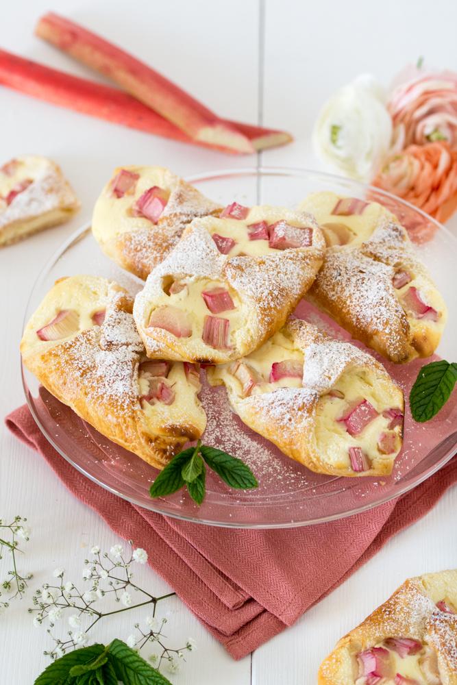 Rezeptbild: Schnelle Topfen/Quark Rhabarber Schiffchen