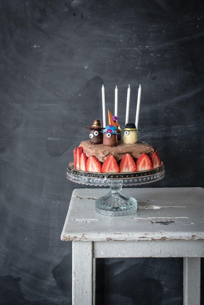 Rezeptbild: saftiger schokobrowniekuchen mit schokofrischkäsefrosting und der legendären schokokuss partyhütchencrew