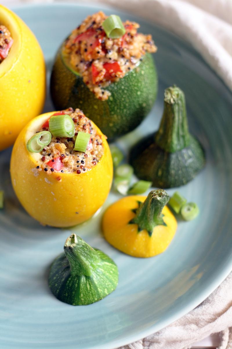 Rezeptbild: Gefüllte Zucchini mit Quinoa, Frischkäse und Gemüse