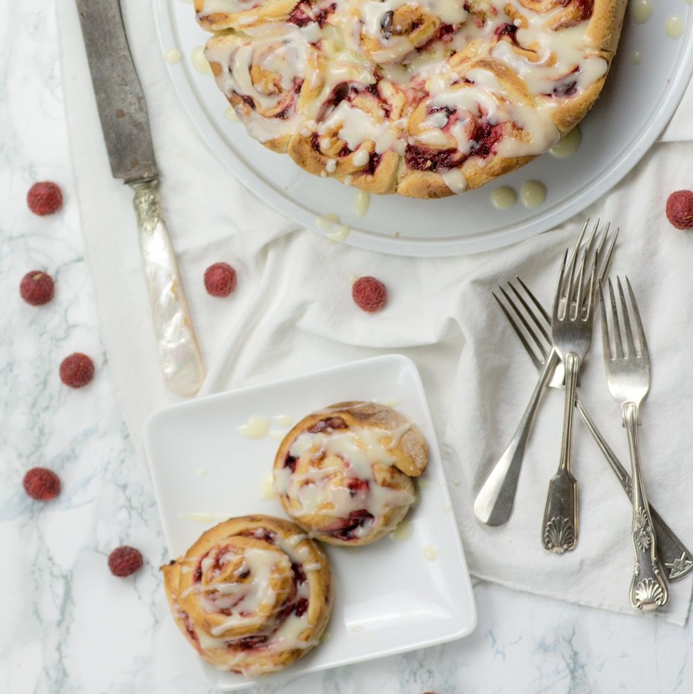 Rezeptbild: Himbeer-Heferöllchen mit Kokosfrosting