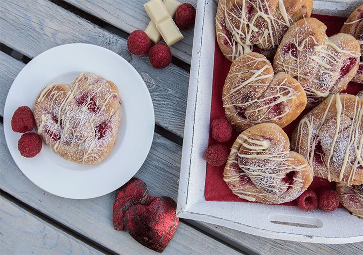 Rezeptbild: Hefe-Herzen mit Himbeeren und weißer Schokolade