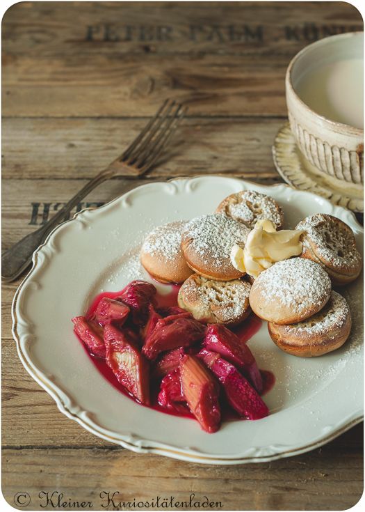 Rezeptbild: Poffertjes mit Rhabarber-Hibiskus-Kompott
