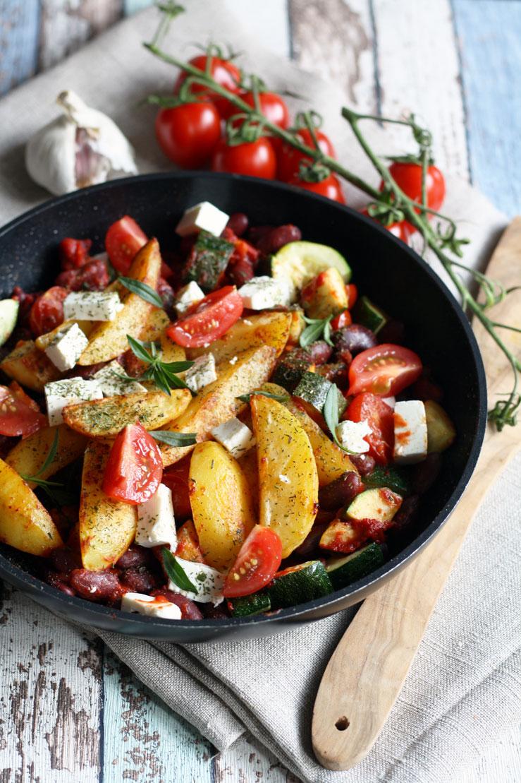 Rezeptbild: Kartoffel Wedges Pfanne mit Gemüse, Kidneybohnen und Feta