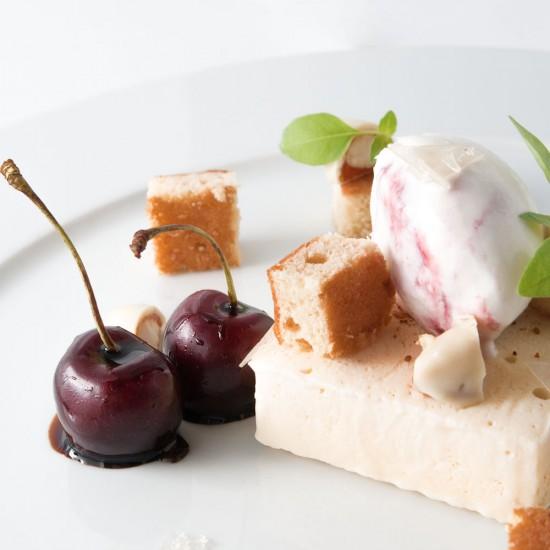 Rezeptbild: geeister honig | 3x kirsche | sauerrahmeis | biskuit | zuckerkristalle