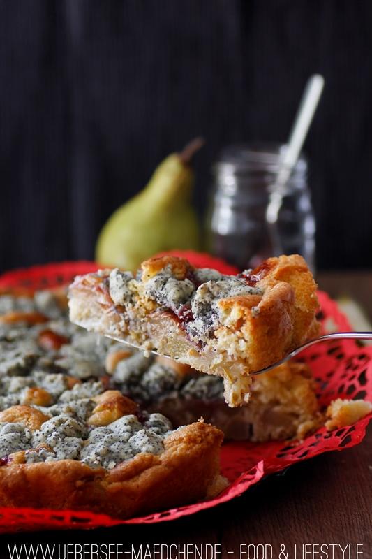 Rezeptbild: Saftiger Birnenkuchen mit Mohnstreuseln und Preiselbeeren